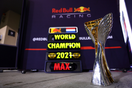 9a-Max-Pitboard-and-Trophy.jpg